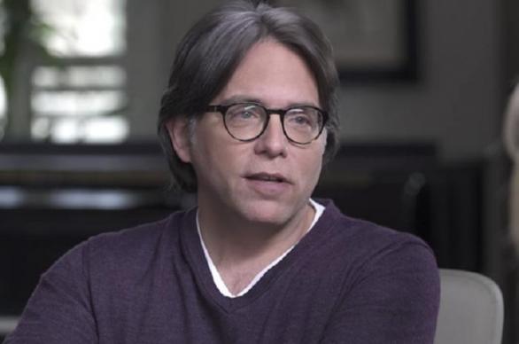 Keith Raniere, vůdce tzv. Nxiánů, podle všeho organizoval obchod s bílým masem a udržoval si sexuální otrokyně. Keith Raniere, vůdce tzv. Nxiánů, podle všeho organizoval obchod s bílým masem a udržoval si sexuální otrokyně.
