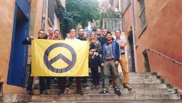Generace identity, tzv. Identitáři, jsou mezinárodní mládežnickou organizací, která říká &quot;respektujeme všechny národy, pokud zůstávají u sebe doma&quot;.