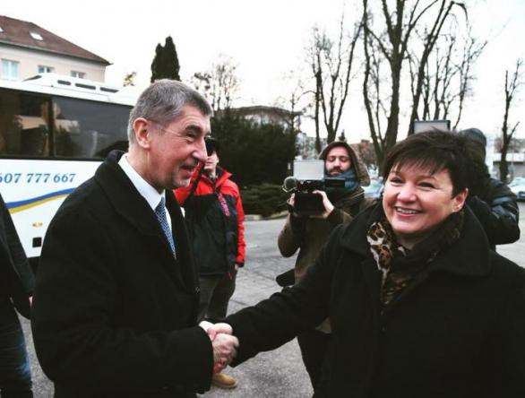 Podání ruky a úsměv. To voliči chtějí Podání ruky a úsměv. To voliči chtějí