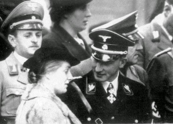 Byla to Lina, kdo, poté, co mu vyšlapal cestič, Heydricha přiměl, aby vstoupil do SS.