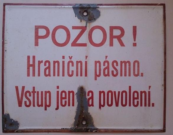 Cedule z počátku 80. let informující o vstupu do hraničního pásma. Cedule z počátku 80. let informující o vstupu do hraničního pásma.