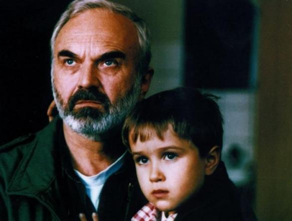 Kolja je klasika a absolutní srdcovka. Snímek zcela oprávněně získal sošku na nejlepší zahraniční film roku 1996. Kolja je klasika a absolutní srdcovka. Snímek zcela oprávněně získal sošku na nejlepší zahraniční film roku 1996.