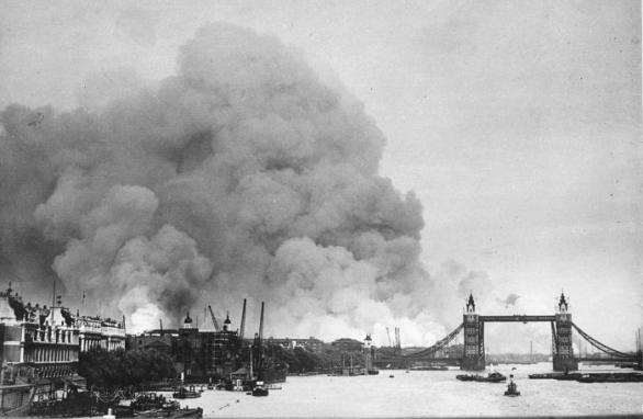 Dým nad Londýnem po německém náletu 7. září 1940