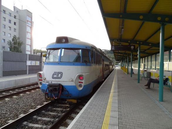 Praha Podbaba a žabotlam jedoucí do Roztok. Praha Podbaba a žabotlam jedoucí do Roztok.