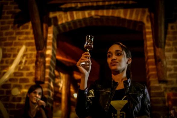 ‚Rumová velvyslankyně‘ Anabel Hernández Gómez předvádí, jak si na vnitřních stranách sklenky vytvořit „rumové nohy“.