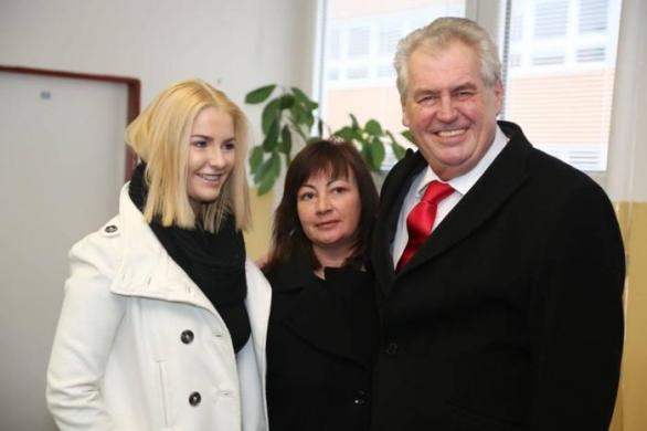 Manželka Miloše Zemana Ivana (uprostřed) se postarala o potřebný počet podpisů. V debatách současnou hlavu státu zastupuje mluvčí Ovčáček.