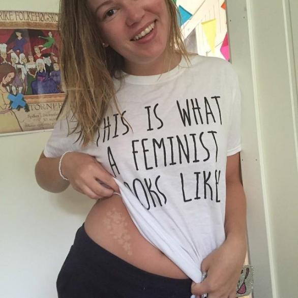 Není třeba jí vysvětlovat, proč to co zkusila je absolutní blbost. Je přeci feministka a má právo zacházet se svým tělem, jak uzná za vhodné!