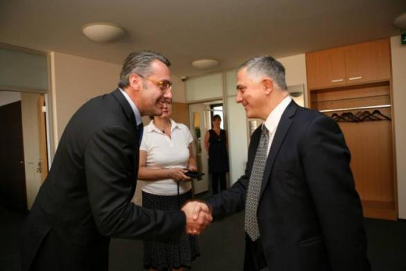 Lubomír Metnar (vlevo) dostal před soud žháře, kteří ve Vítkově napadli romskou rodinu.