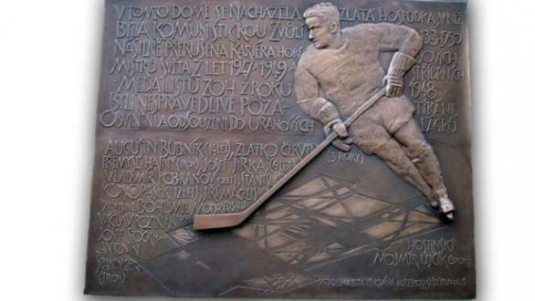 Pamětní deska v pražské Pštrossově ulici připomíná zátah na hokejisty a následný politický proces