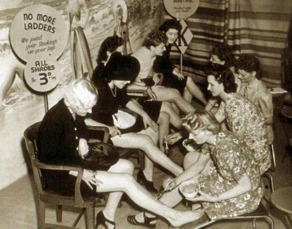 Bohaté dámy si nechávaly punčochy aplikovat ve speciálních salonech, kterým se říkalo &quot;bosonohé bary&quot;.