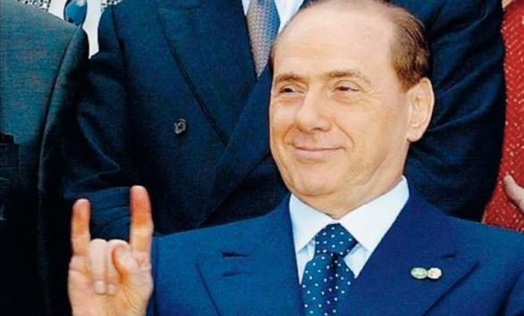 V podobném duchu, jen úsporněji gestikuloval i jeden český politik. Ne náhodou se byl Miroslav Topolánek doma u Berlusconiho koupat.