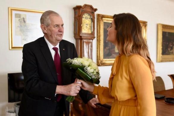 Prezident Zeman před inaugurací popřál manželce Ivaně a dceři Kateřině k MDŽ.