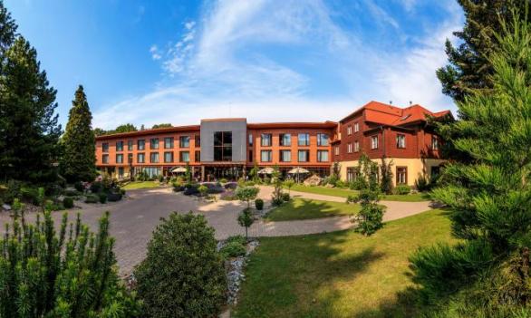 Zochova chata je moderní a luxusní hotel, který ale zároveň ctí tradici i malokarpatský folklor.