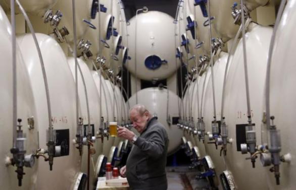 Protože je pivo co do své chemie velmi složitá a komplexní tekutina, musí nakonec stejně nastoupit zkušený pivovarník, který pivo z tanku ochutná a posoudí, zda je již zralé k cestě do hospody či lahví.