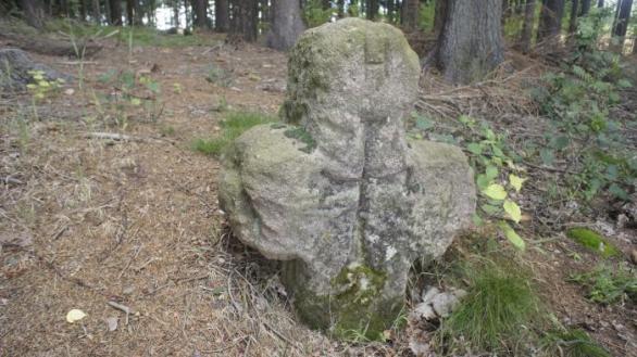 Smírčí kříž v lese nedaleko Bukoviny u Pecky