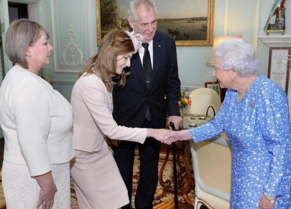 Kateřina Zemanová mezi rodiči alespoň vzbuzovala jakýs takýs reprezentativní dojem. Při pukrleti ale vypadala jako když zadržuje moč.