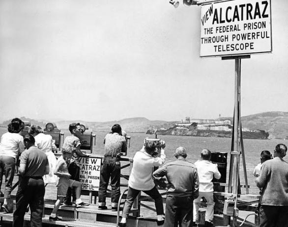 Útěk přílákal davy zvědavců. Ti sledovali ostrov Alcatraz skrz dalekohledy. 16. června, 1962.