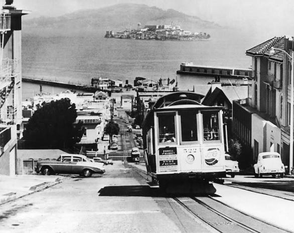 Ještě poslední pohled na Alcatrazskou věznici ze San Franciska roku 1962. Uzavřena definitivně byla 21. 3. 1963. 