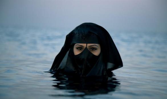 Musllimská aktivistka Dr. Yasmina Al-Hazeemi se při pohledu na "tlusté bílé mrože" tváří znechuceně