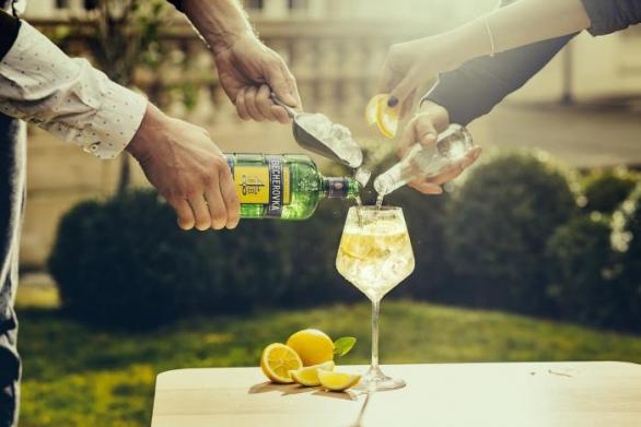 Becherovka se sodou a plátkem citronu je to pravé osvěžení na letní párty.