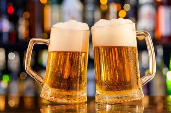 Nárazově pije alkohol 25 procent Čechů a 9,2 procent Češek.