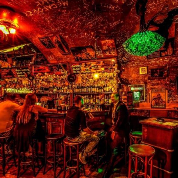 Díky jedinečné atmosféře se Blue Light Bar stal místem, kde se scházeli politici, celebrity i obyčejní lidé. Bar navštívily i četné zahraniční hvězdy.