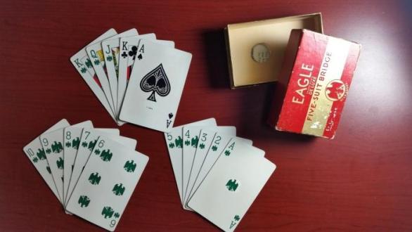 52 karet v klasických čtyřech barvách vs. 65 karet v pěti barvách: větší zátěž mozku měla vést k jeho vyšším výkonům.