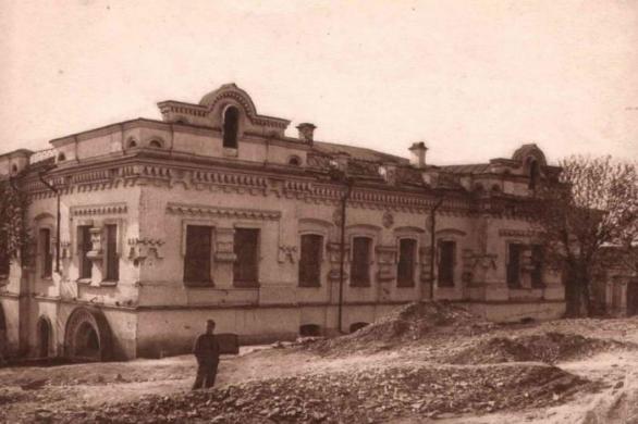 Dnes již zbořený dům důlního inženýra Ipaťjeva v Jekatěrinburgu, kde byl ve sklepě zavražděn car se svou rodinou.
