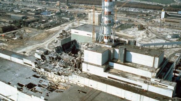 Černobylská jaderná elektrárna těsně po výbuchu.