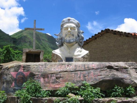 Teroristův památník v bolivijské vesnici La Higuera, kde byl za své zločiny popraven