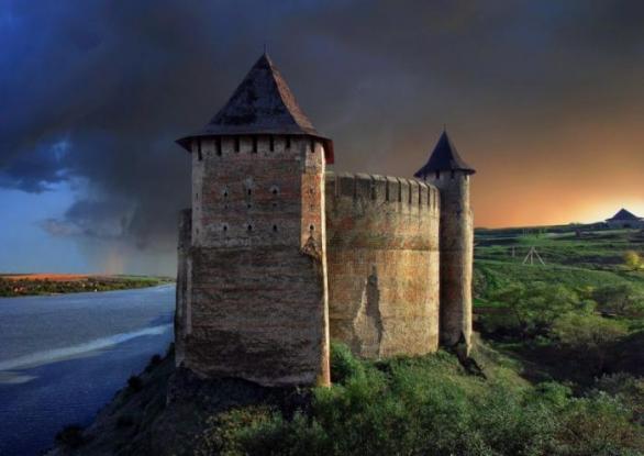 Chotyňská pevnost ležící ve stejnojmenném městě v západní části Ukrajiny se právem řadí mezi sedm ukrajinských divů. 