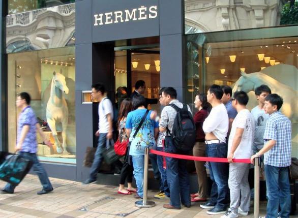 Ve Francii čínští turisté nakupují hlavně kosmetiku a kabelky.