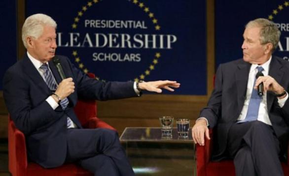Na diskusním fóru pro absolventy se to narážkami na Trumpa jen hemžilo. Smáli se jim oba exprezidenti i přítomní studenti.