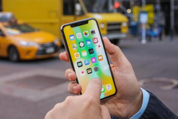 Nové iPhony nás překvapí už v polovině září 2018.