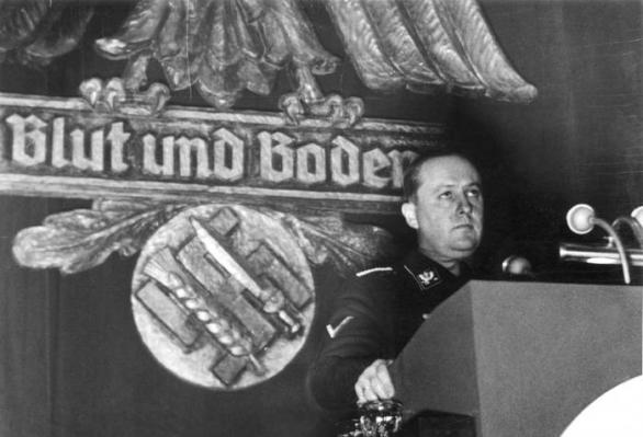 Významnou roli v procesu germanizace Česka sehrál i ministr výživy Walther Darré se svou politikou Blut und Boden (krev a půda).