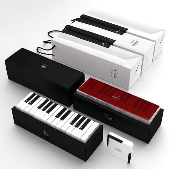 Předlohou tohoto unikátního designu bylo piano. V Japonsku má své výsostné místo jako symbol elegance a harmonie. Dárkové balení má promyšlenou ideu, že každá darovaná věc má sounáležet a doplňovat obdarovaného jako klávesy piana vedle sebe.