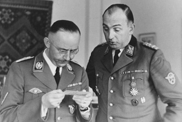 Daluege byl nefalšovaným nacistickým monstrem. Na snímku je zachycen po boku Heinricha Himmlera.