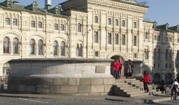 Takzvané Lobnoje mesto, vyvýšená plošina, kde před 49 lety proběhla protiokupační demonstrace.