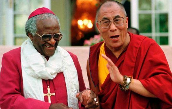 S jihoafrickým arcibiskupem Desmondem Tutu – držitelem Nobelovy ceny míru, velkým bojovníkem proti apartheidu a lovu velryb. 
