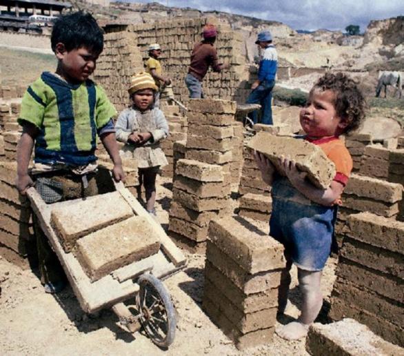 Dětská práce se nemusí omezovat jen na výrobu. Malí dělníci se jistě uplatní i ve stavebnictví.