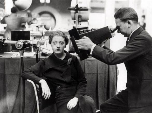 Rentgenování hlavy mladé ženy pomocí nového aparátu v Londýně roku 1934. Přístroj se stával dostupnějším, přenosnějším a mohl být tudíž používán prakticky kdekoliv