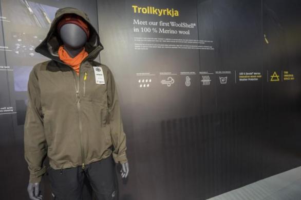 Známý český outdoorvý obchod Hanibal tuhle bundu zařadil mezi překvapivé novinky veletrhu ISPO 2017