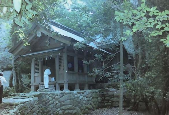 Do šintoistické svatyně Okitsu-gu se jezdívali modlilt japonští námořníci. Dnes slouží k rozjímání jen úzké skupince mužů.
