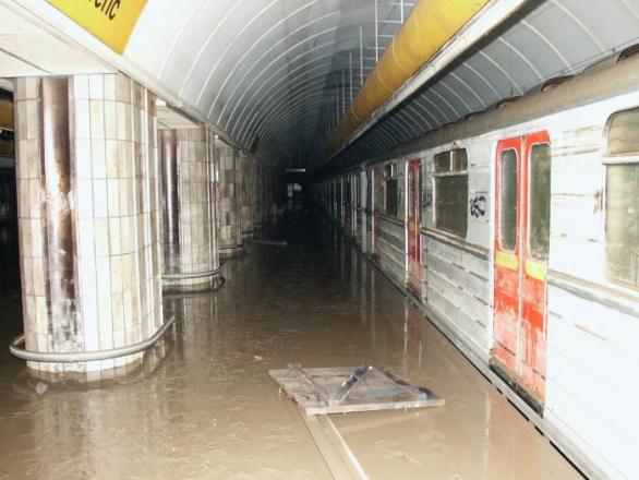 Nástupiště Florenc během povodní v roce 2002