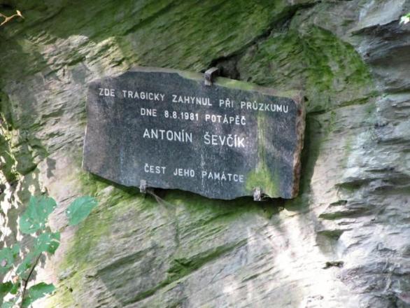 Lidé zde neumírali pouze v legendách, několikrát tu zahynuli i samotní výzkumníci. Chtěli Propast pokořit - a také za to zaplatili
