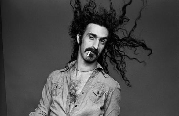Francis Vincent Zappa. Americký kytarista, zpěvák a hudební skladatel, jeden z velkých experimentátorů v dějinách rockové hudby. Zemřel 4. 12. 1993.