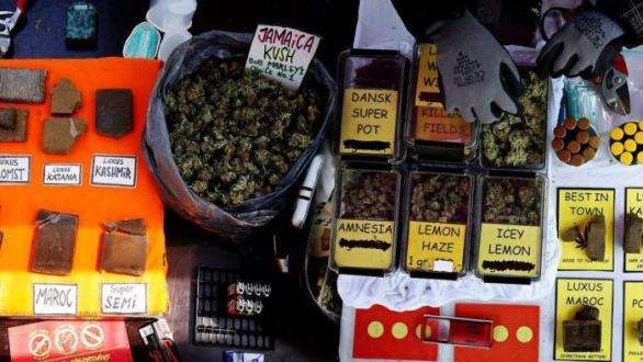 Pusher Street (v překladu Ulice prodejců drog) v Christianii je plná stánků, které se zabývají prodejem hašiše a marihuany.