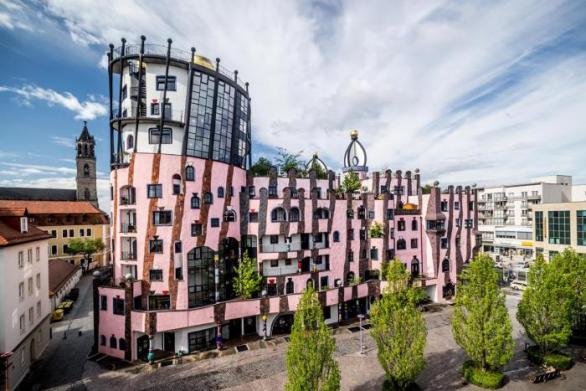 Zelená citadela, dokončeno 2005. Architekt: Friedensreich Hundertwasser.
