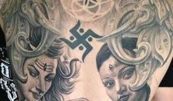 Nositele tohoto tetování by z Kauflandu nevyrazili, neboť se jedná o neškodnou hinduistickou svastiku.