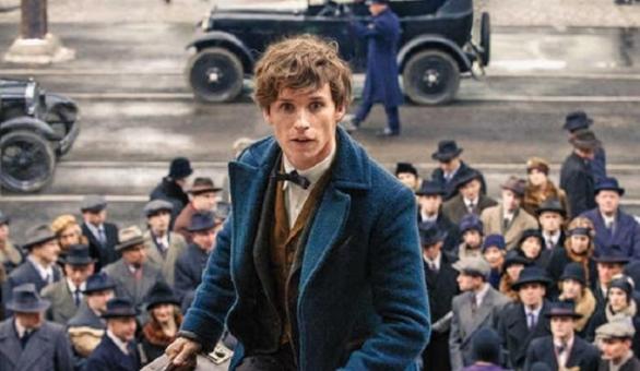 Hlavní hrdina Fantastických zvířat Mlok Scamander je dědečkem manžela Lenky Láskorádové z Harryho Pottera.